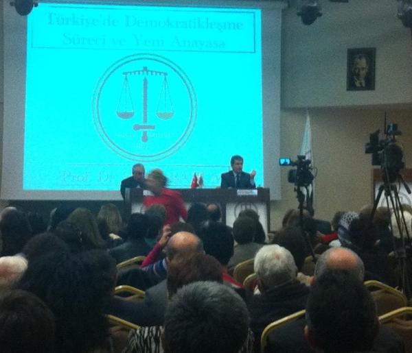 Prof. Dr. Süheyl BATUM'um katılımıyla gerçekleştirdiğimiz "Yeni Anayasa" konulu konferans sürüyor.