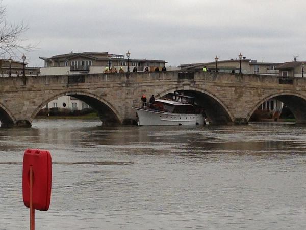 bbofputney's tweet image. A bad day for this boat owner as he gets stuck under Chertsey Bridge this afternoon.
