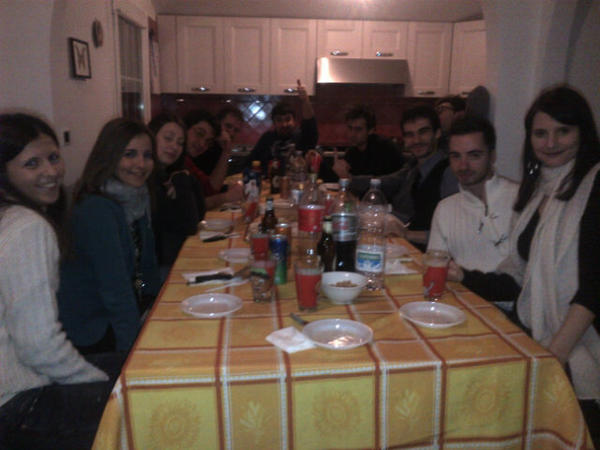 FedeBa1's tweet photo. Pizza with friends <3 #goodtimes http://t.co/d9cDZUAT