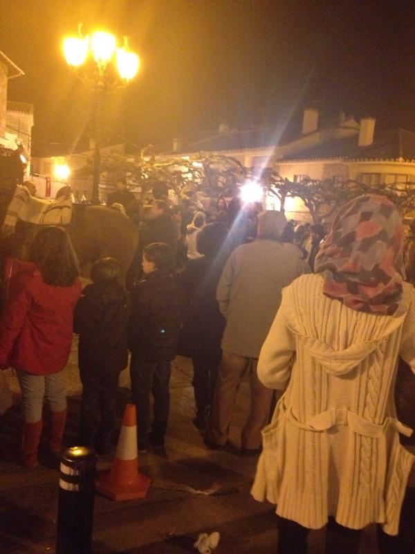 OscarBece's tweet photo. Arbeloa con los niños viendo la cabalgata de reyes. @Llourinho http://t.co/RpaNf1mK