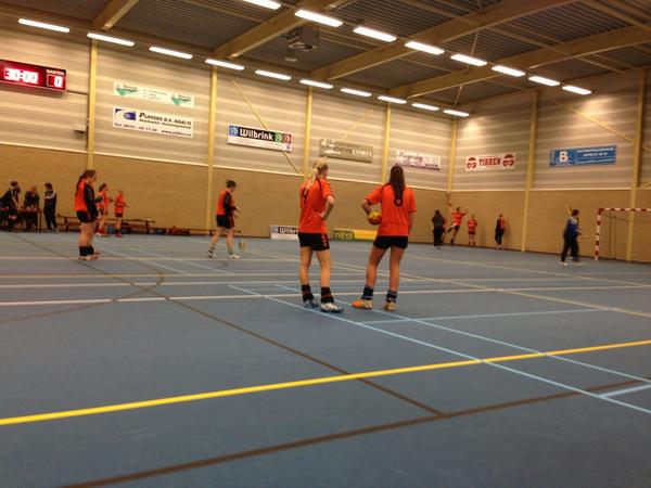 simonrijsemus's tweet photo. Handbal kijken bij de dames van Broekland! Waar gaat het mis? @sietsekoenjer @Dennis924 @TwanLorkeers #hupbroekland http://t.co/kM49fJXq