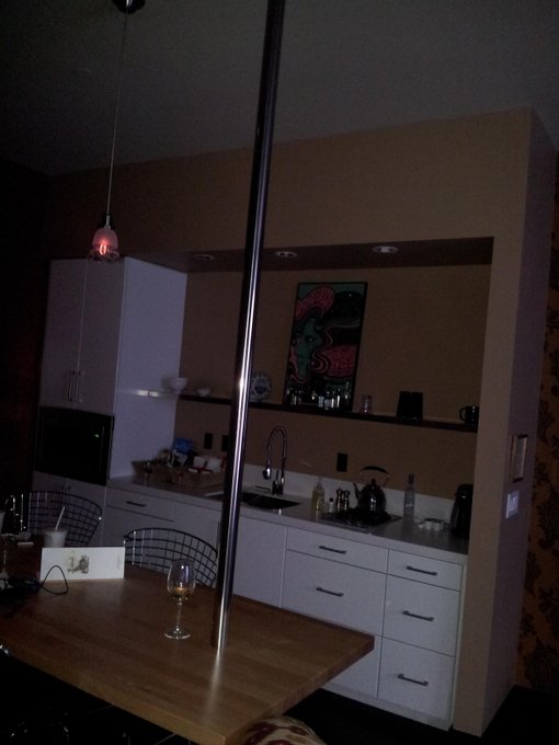 Okay just one last pic my hotel got a pole in it" fly shit ;-) http://t.co/rM6HpPdV