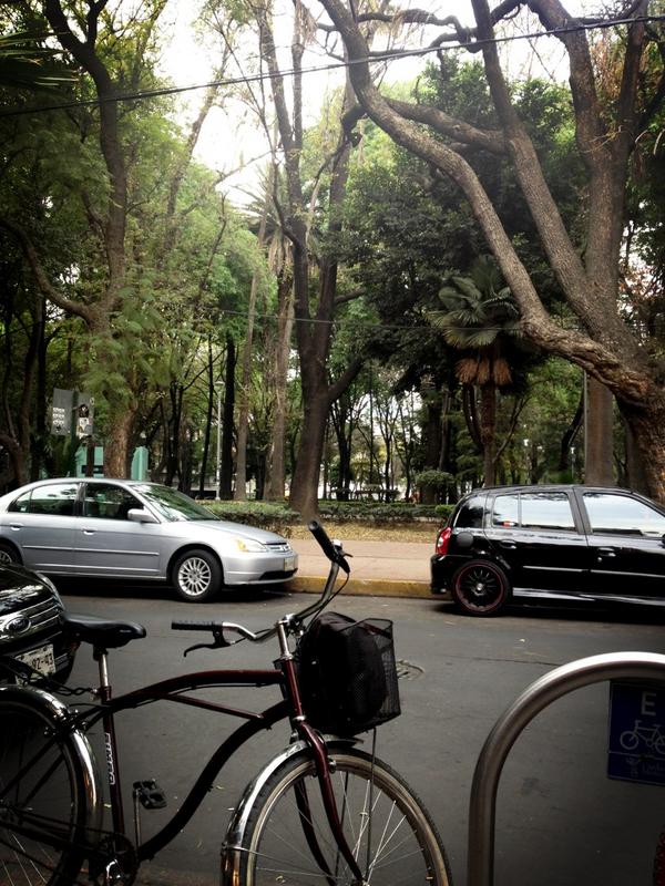 cafe_ocho's tweet photo. #enelochocafe con vista al parque México!! : ) http://t.co/Z1nnIGQB
