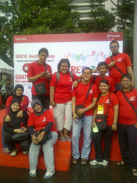 iisendarwati's tweet photo. Tim @InfoBISMAcenter rame rame dtg ke #FreeZoneDay by @Telkomsel @ikadias @Glowonder @ipoetlistya @kuncoromubyarto http://t.co/r2iI5ch3