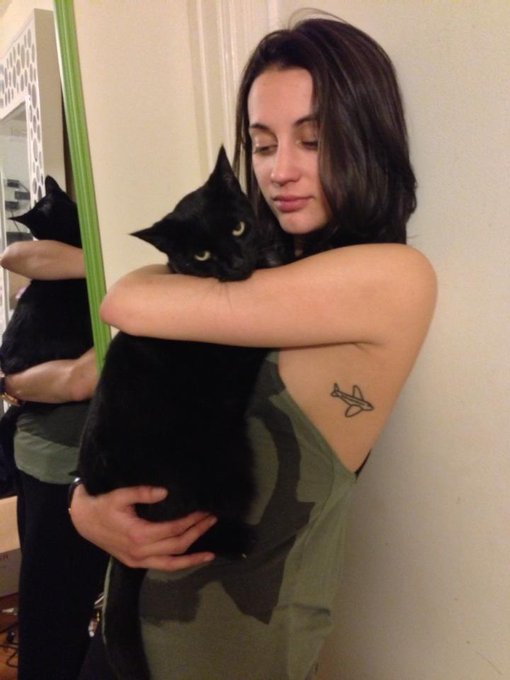 She pretends to not love me #mamakitty http://t.co/h1d7GtS3<a href="/tag/mamakitty"class="tags">#mamakitty</a>