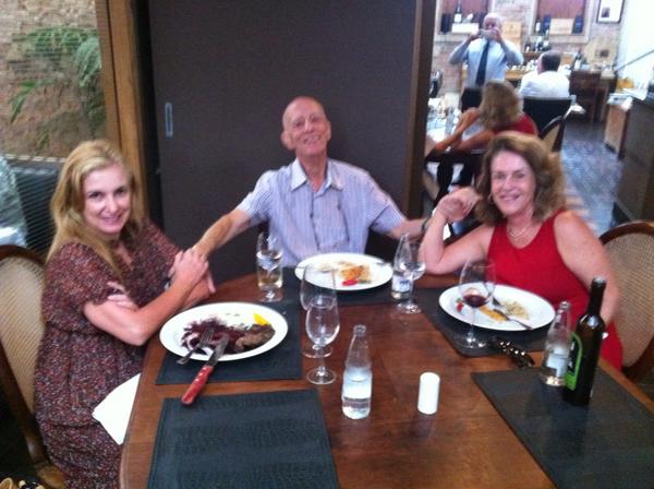 santoslenir's tweet photo. Almoçando com o escritor Rubem Alves no Olivetto. Privilegio puro... http://t.co/aQqTCTKr