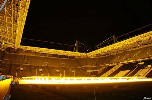 BVB_Pro's tweet photo. Im Signal Iduna Park ist die beste Stimmung Deutschlands?  Ja = RT

http://t.co/lFXamYhw http://t.co/t2RRhhry