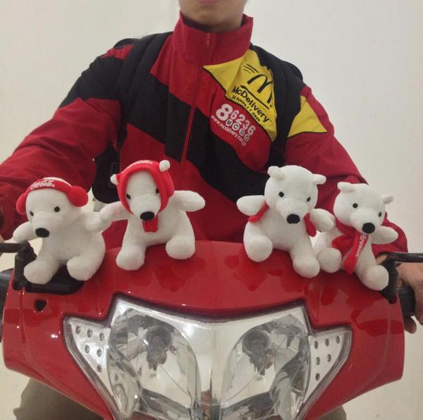 McDo_PH's tweet photo. Treat ur family to a #HappyBundle w/ drinks upsized to large or CokeFloat & get Coke Polar Bear toys free! http://t.co/pWfq7iv1