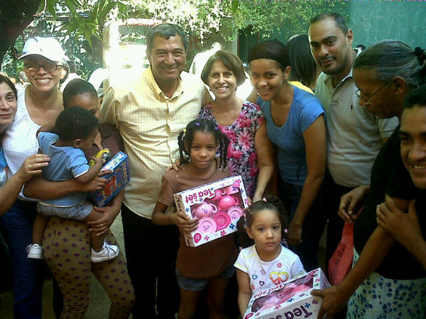 NeftaliPablo's tweet photo. Repartiendo juguetes a los niñ@s, como cada año y ver sus sonrisas de alegría es el regalo de ell@s para nosotros. http://t.co/HNpHyuIK