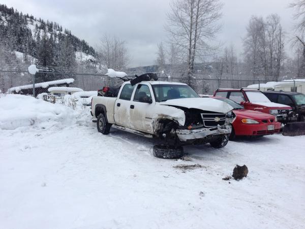 TaroKoeji's tweet photo. 軽自動車だったら死んでるとこでしたが、しぶとく生かされてる自分。 http://t.co/pWUPpc8F