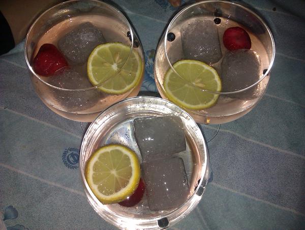 CmC_90's tweet photo. Gin tonics con @f1_lolo y @GlosRubis :) http://t.co/6Dbb1CfJ