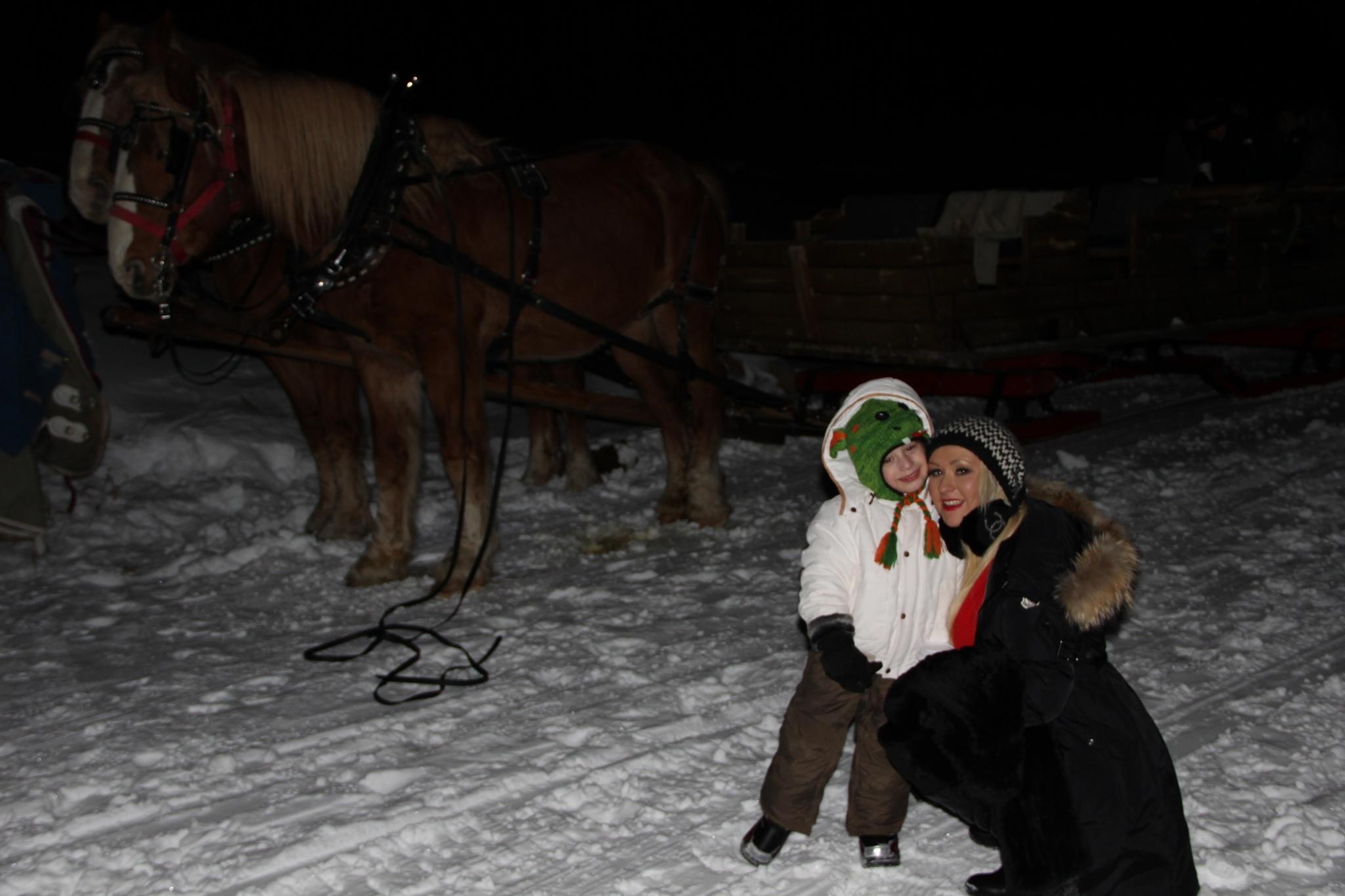 [Fotos] Christina Aguilera & Matthew Rutler: Boogie's Stop in Aspen! A_AAczGCQAAIOHr