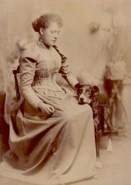 HammyDerWeiner's tweet photo. A lady from the 1890s with her doggy laying its head in her lap http://t.co/eKFuyORs