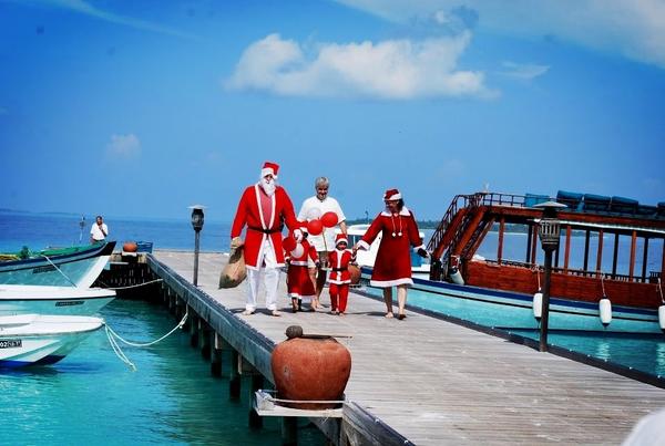 BREAKING - Santa, Mrs Clause and the little ones are on vacation in #Maldives @hiltonmaldives