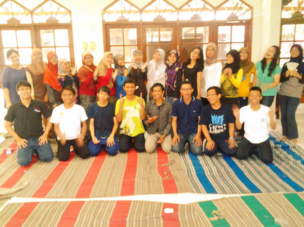 Sesi foto bersama committee @WiratifMuda bersama Master trainer #CAPDTraining @n_zulfahmi at Al-Mutazzam Foundation :)