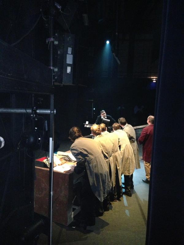 robkuenen's tweet photo. Laatste voorstelling #AChristmasCarol @WMuziekTheater. http://t.co/z3v5Nts9