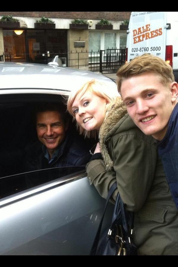 alicetinks's tweet photo. @TomCruise met you outside Madame tussaudes in London!! Your so kind to your fans!! Tweet me back PLEASEEE!!! http://t.co/bQk7VvJl