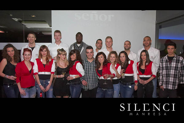 CheerleadersMan's tweet photo. Estos son algunos de nuestros Cheerleaders con algunos de los jugadores del equipo Assignia Manresa.@SalvArco http://t.co/sEbLVXVB