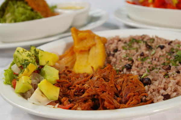 ¡Feliz Miércoles! ¿Que tal hoy una deliciosa bandeja Cubana?