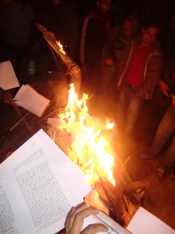 Sathiyo kal hame ekbar firse  JNU KI LAAL THARTI PAR MANUSMRITI KA DAHN KIYA