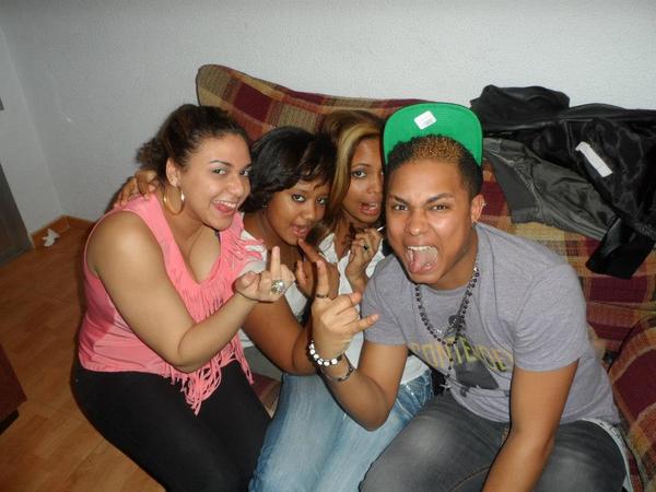 CaSh_MoNeY92's tweet photo. @Saschiell @MelissaLadyMel @yessiSantoos  y yo @CaSh_MoNeY92 http://t.co/y753HyT5