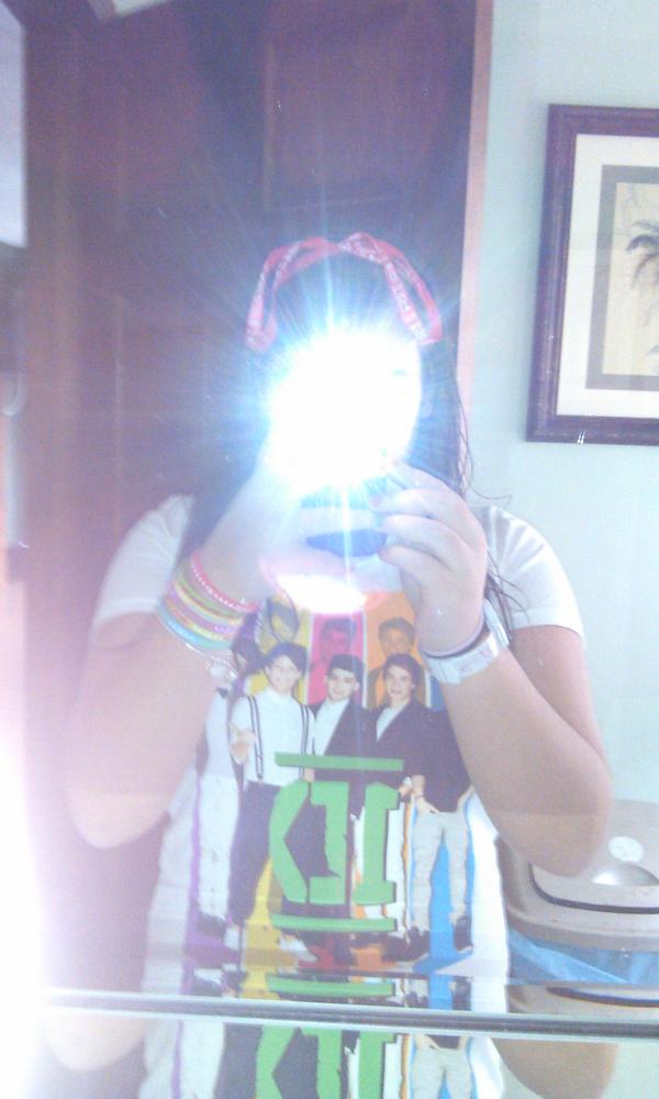 _macckk's tweet image. I'm decked out in one direction not biggy #onedirectionshirt #bracelets #watch #headband/bow