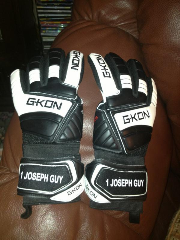 Joe_Guy's tweet photo. Officially great gloves! Thanks @gkongoalkeeping and @keepersdirect http://t.co/Jq71A1tg