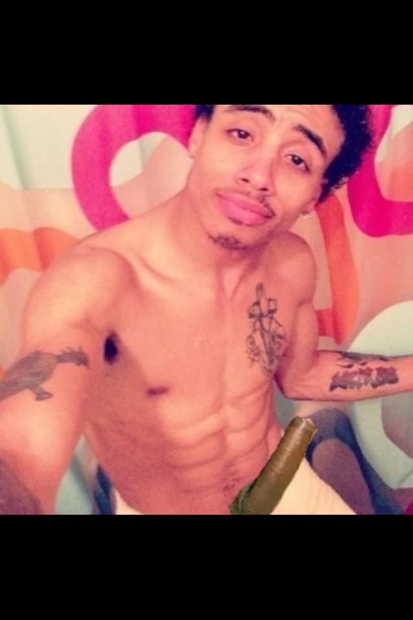 DelanosDick's tweet photo. @DELOFROZE yo dick little af nigga http://t.co/Sl1ly96w