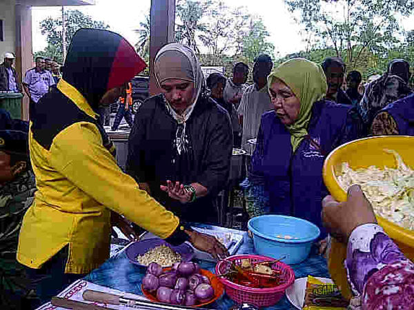 Tuanku <a href="/cheminahsayang/">cheminahsayang</a> sedang memasak kpd mangsa banjir,enak&amp; lazat <a href="/shahanizasham/">shahaniza shamsuddin</a> <a href="/zeekay15/">Kucing Gebu</a> <a href="/AbHamid32/">Ab. Hamid32</a> <a href="/blackmerz101/">𝓦𝓱𝔂 ~ 𝓦𝓱𝔂</a>