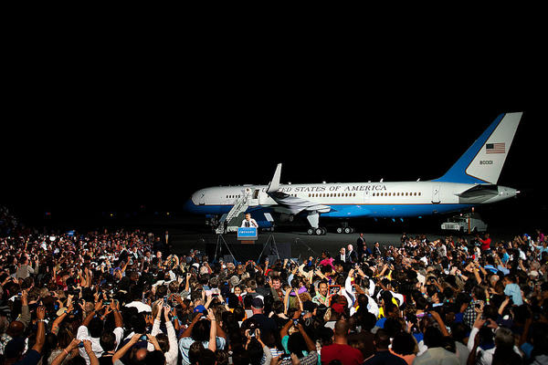 BarackObama's tweet photo. Air Force One, night, Ohio: One of our favorite photos of 2012. http://t.co/3XcmiAR0