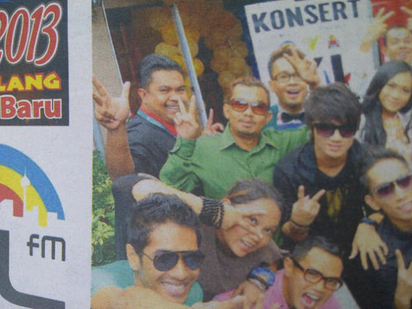 iEkA_sITIzOnEr's tweet photo. Today beli kosmo tetibe nmpak pic @RealDJSonic ;)...he3 tpi nmpak sbelah je sbb ade tangan yg halang... http://t.co/Cc6kSv2R