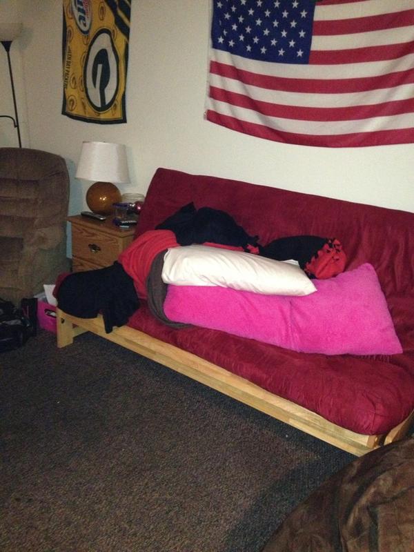 PunaniPistol's tweet image. @BOLGEinurpants @caslas32 @buttermybren every time I come home  I think this is a person #hatebeingalone #comeback