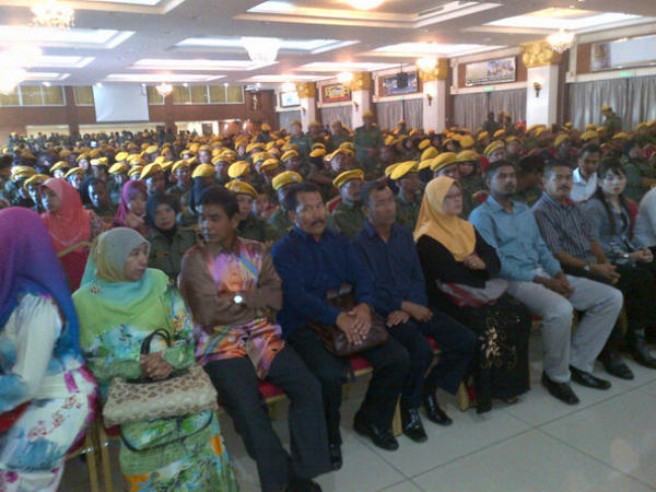 ani_aini91's tweet photo. RT @z4r4din Rela kini semakin diminati,... ayuh kita sama2 laungkan "SETIA BERBAKTI"..!! @zeekay15 @RELA_SPT @chitrajah http://t.co/1B845ZdH