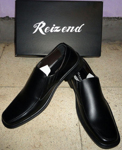 ReizendShoes's tweet photo. @promosi_bisnis  Jual sepatu sneaker dan pantofel murah. U/cowo. Tangan pertama minat 267E424F / 087823311900 http://t.co/tQI4WmnH
