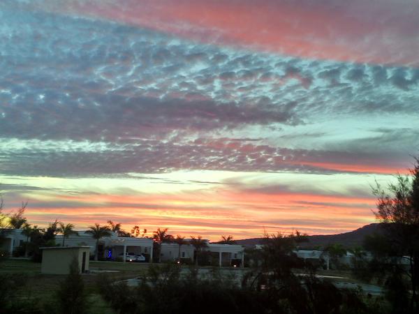 abessonart's tweet photo. Desayunando con un bonito amanecer en Mazatlan Sinaloa. http://t.co/e0Hq29AP
