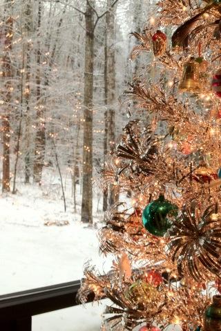 FifthWallDesign's tweet image. Kind of digging the #vintagetree against the snow covered ground. #prettyinwhite