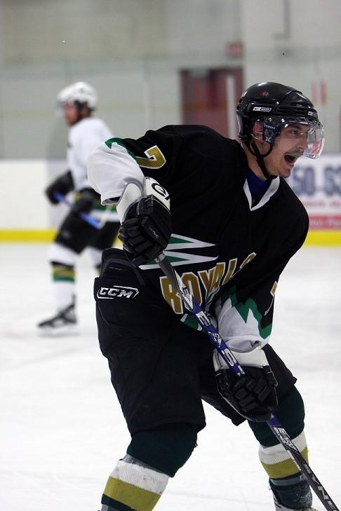 scotthenderson9's tweet image. Who is this skinny Royal/Coach @EdmontonRoyals #lookingfast #noholesinsocks