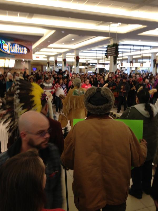 lesleyy_baker's tweet image. its as if boxing day sales wasn't busy enough for the mall..... #nativeprotest