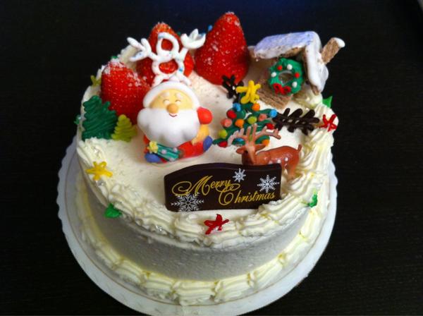 nHw's tweet photo. best Christmas cake from @Cloverbakery !! they r the best!! thank you ^^ http://t.co/YMrVDPMt
