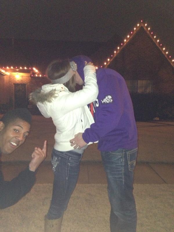coleman_key's tweet photo. Just your typical cute couple @ryry__25 @llamamama700 and @mymy__14 http://t.co/Oo1R3iwN