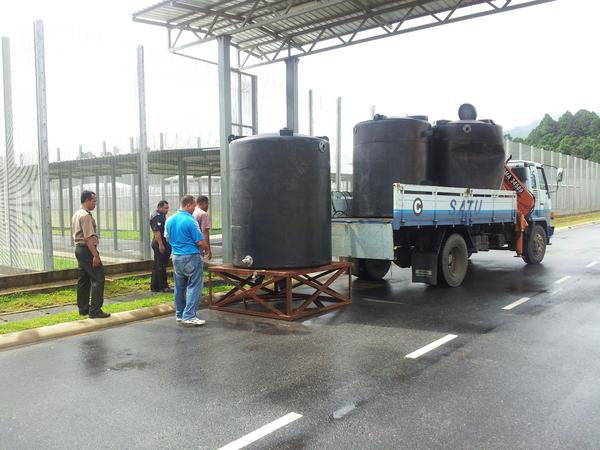 RoslanSidek1's tweet photo. @PKDungun @KPPenjara @penjaramalaysia @SGUNASEGARAN1 bantuan air bersih oleh SATU kpd PKD. Tq SATU dan staf yg prihatin http://t.co/jCDEs5z7