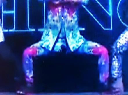 uptoJONGHYUN's tweet photo. งานนี้ต้องยอมรับนะคะว่าชายนี่เขาสุดยอดมากจริงๆ...ไม่คิดเลยว่าแทมินน้อยจะโผล่มาแฮปปี้นิวเยียร์กันแบบนี้.. #เซอร์ไพรซ์สุด http://t.co/0cd9DZD9
