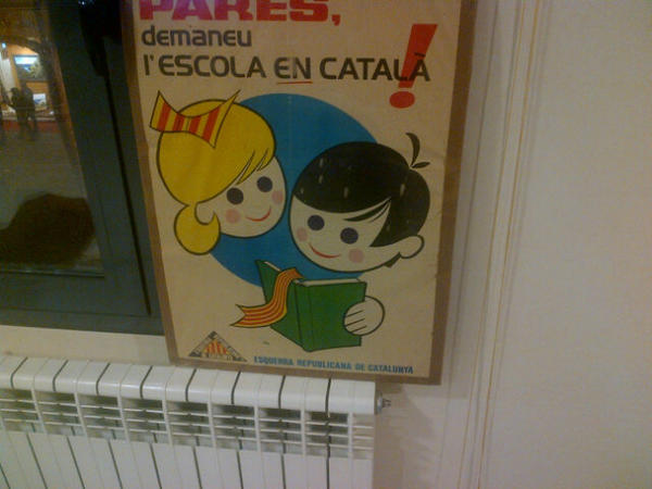 #quedadit any 78 tot igual!! Cartell en defensa escola en català any 78 fons <a href="/casadelpoble/">casadelpobleblanes</a> #referendum2014 ”