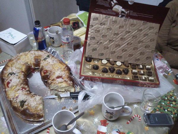 Mariadekiwi's tweet photo. @_cris_log @estrellitadluz @Rafluval mira el estudio que tenems montado jajajaja http://t.co/QsJ09qaE