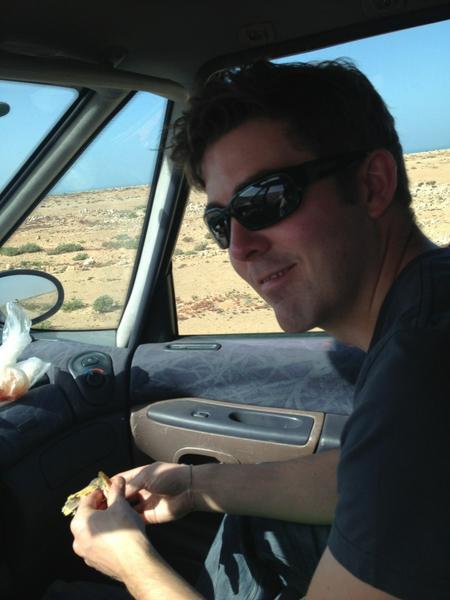 FrogRosbif's tweet photo. Arrived in Dakhla last night after towing gorgeous 380km &amp; tearing a chicken apart for sandwiches en route #jamieoliver http://t.co/U3EkOY0s