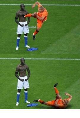 ThisRandomShitt's tweet image. HAHA LOOOLL