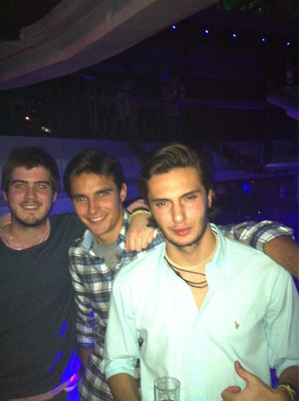 ARedruello5's tweet photo. @carlosici46 @jimbosanchez9 de reservados en kapi http://t.co/tIyf9csC