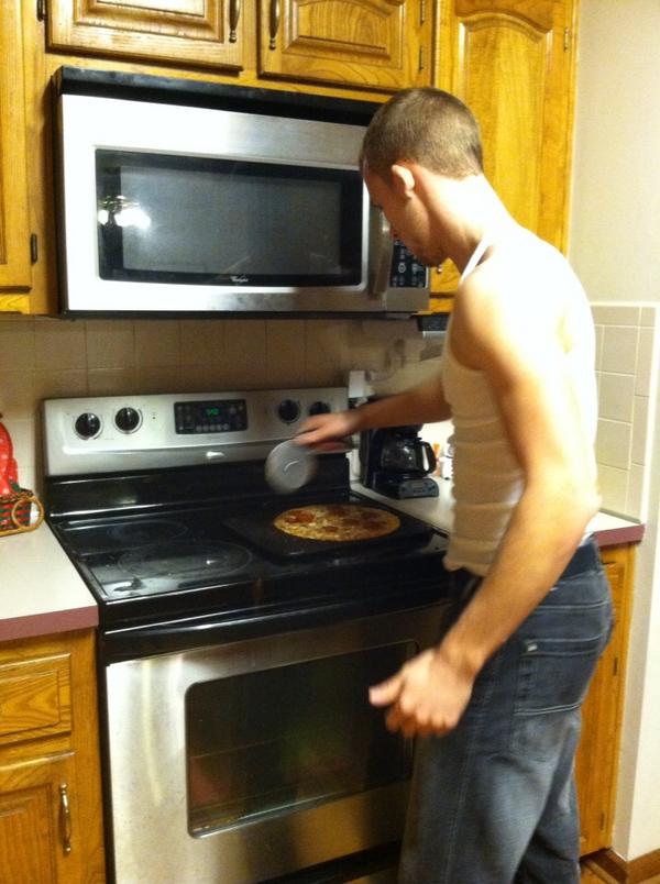 makenzie_sue_'s tweet image. Tyler cooking dinner haha #guyscooking @frikenrandall