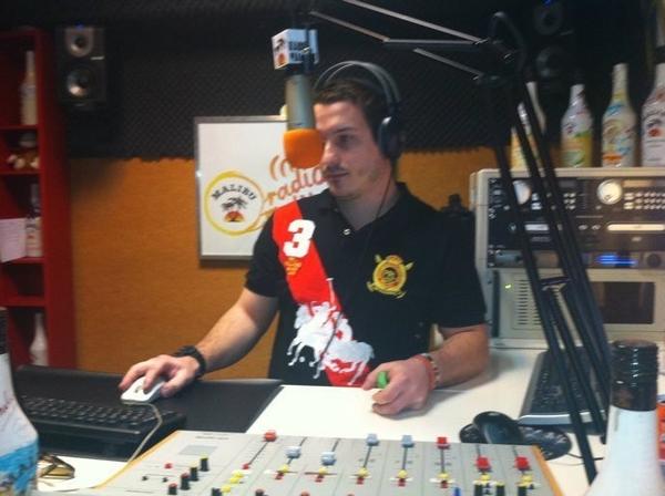 PinchaNubeX's tweet photo. @Radio_Maliboom hasta siempre amiga aqui mi foto en el tu si que vales radio show ;( muy triste por la marcha http://t.co/mzCP8YH0