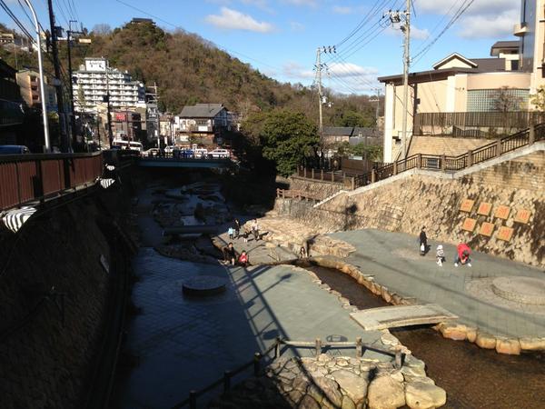 weapon1970's tweet image. 歩き疲れて休憩。温泉街っぽい風景は好き。